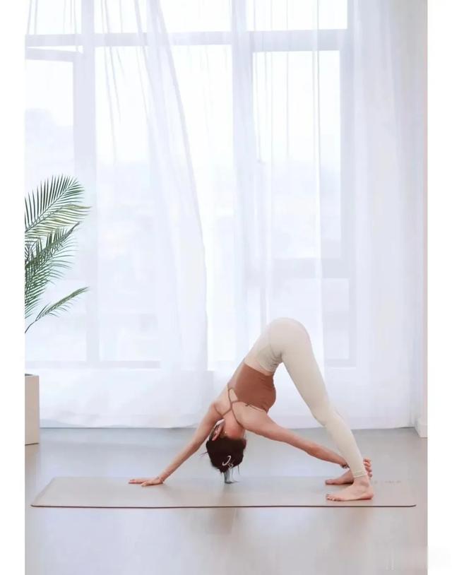 坚持瑜伽的姑娘，一定会蜕变成美丽的蝴蝶！