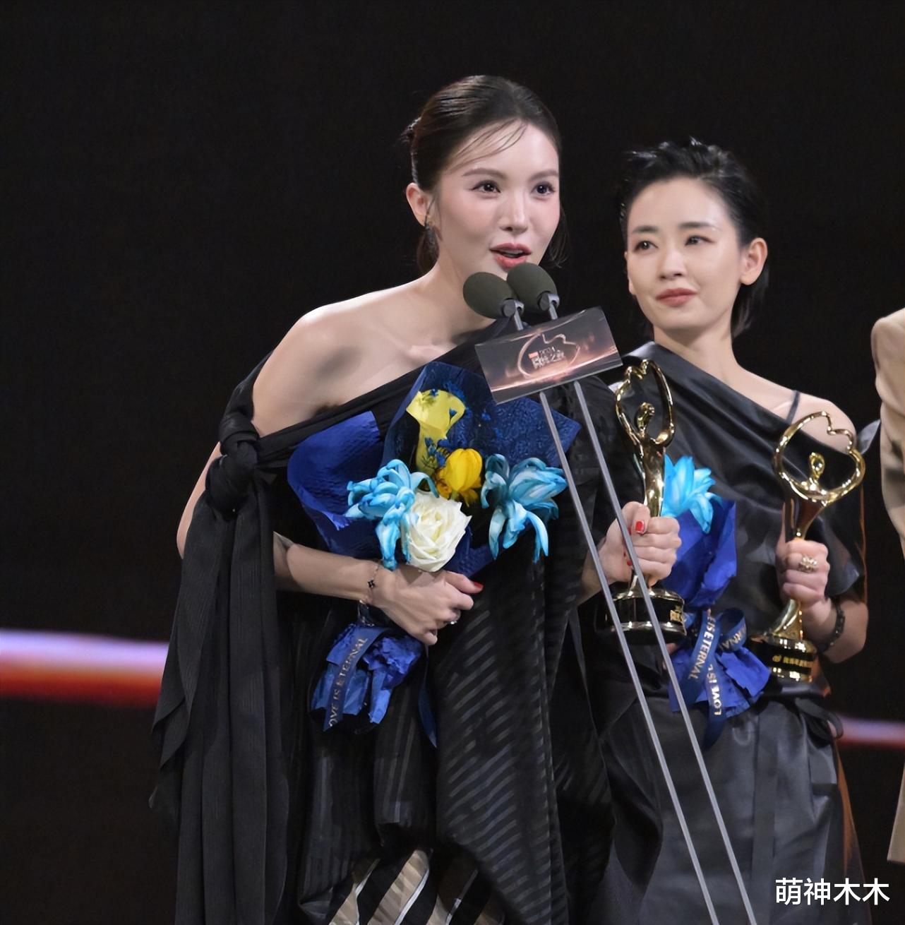 微博之夜搞区别对待！李沁座位边缘化气到缺席内场，还不让讲感言