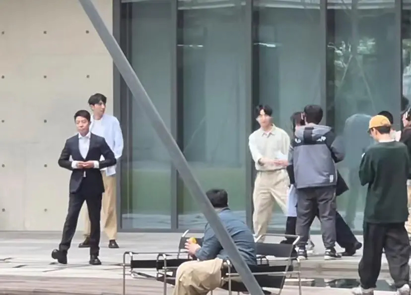 网友乘机偶遇撒贝宁，一人带俩娃拿四大包行李，纯素颜露面显憔悴