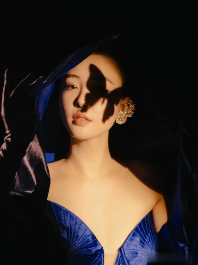 32岁吴倩亮相尖叫之夜，身穿深V高开叉蓝裙自信张扬， 笑容好治愈