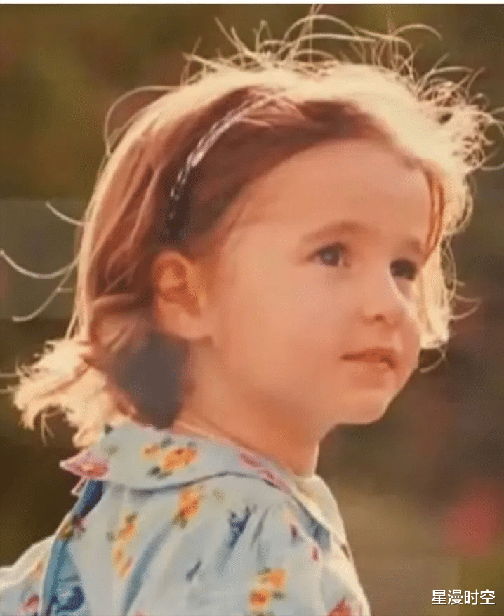 约旦小公主正脸照来了,遗传妈妈美貌!和王储爸爸穿亲子装好温馨