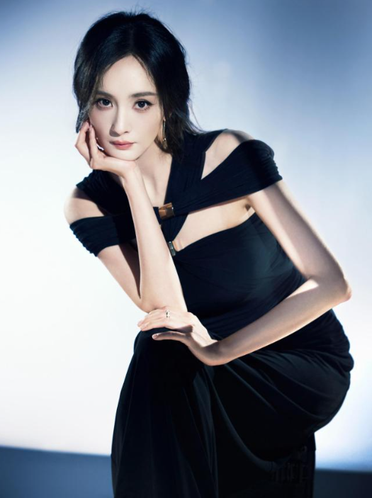 38岁杨幂机场路透火了，穿连体短裤大秀绝美漫画腿