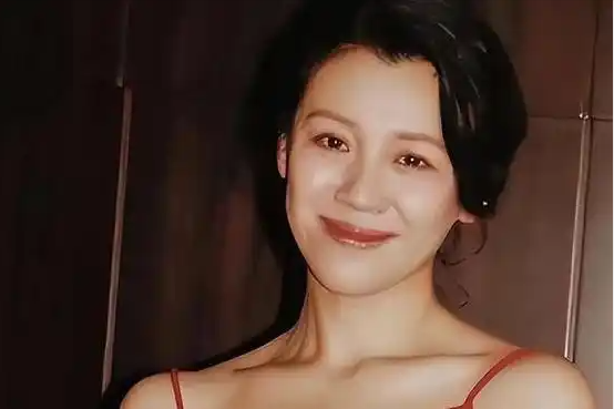 与四婚导演同居3年2次流产，下嫁“老实人”后，她家庭事业双丰收