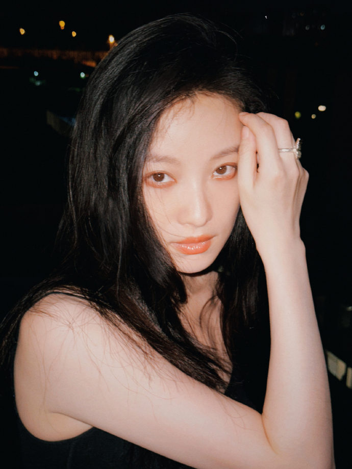 看了36岁倪妮的2套生日穿搭,才发现,基础款、黑白搭配,真的美