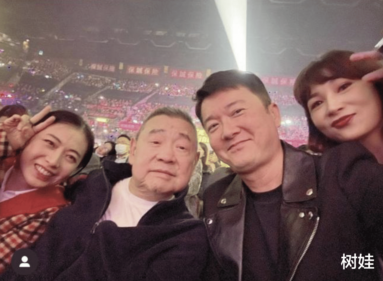 刘銮雄与杨受成外甥合照，戴对方品牌眼镜出镜，两鬓已全白仍精神