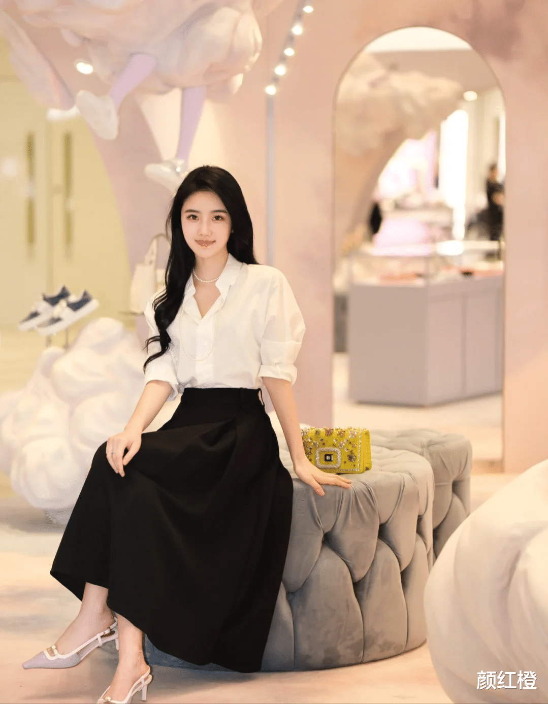 40岁女人早春职场穿搭，“西服衬衫+裙装长裤”时髦干练，显年轻