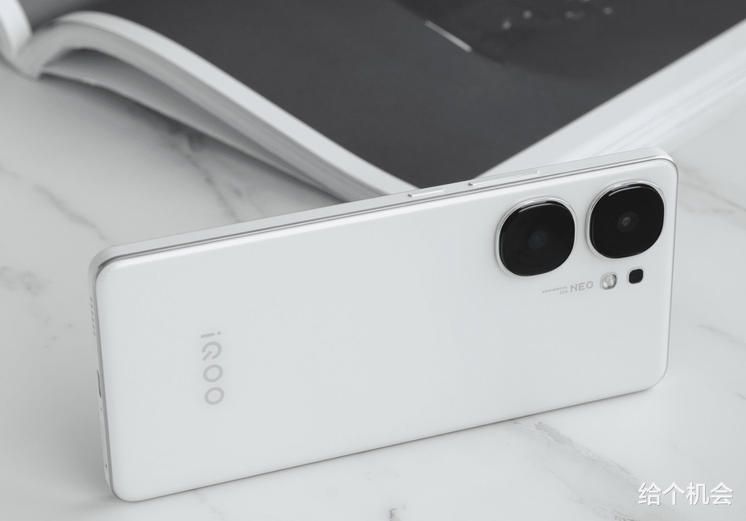 10月可以撿漏的一款手機(jī)，價(jià)格降到了“最低點(diǎn)”，性能強(qiáng)拍照好