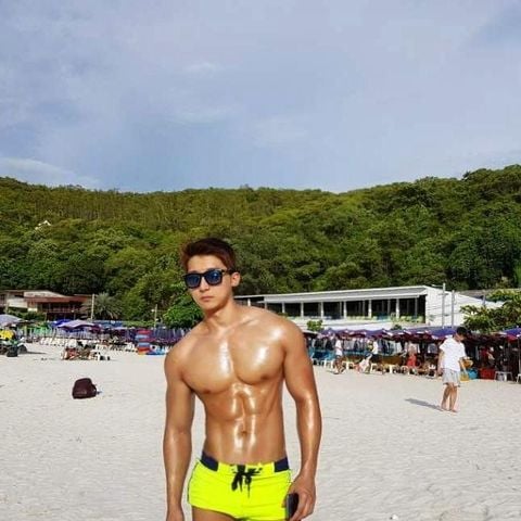 肌肉男网红，狂晒健身运动照，腱子肉清晰可见