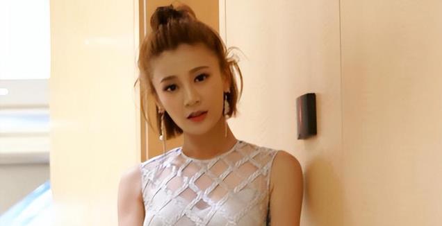 30岁嫁曹云金，31岁离婚独自带娃，唐菀如今过得怎么样？