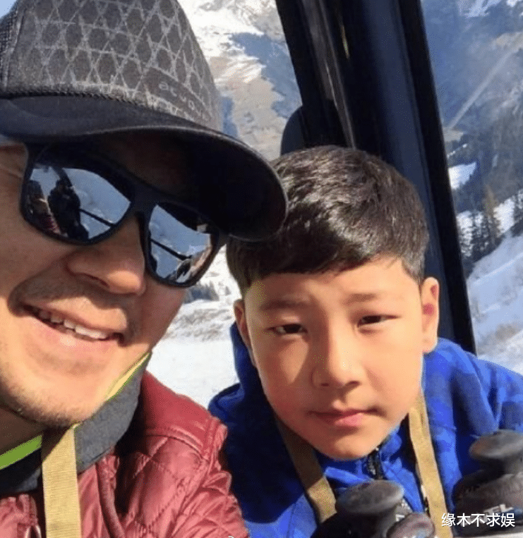 郭涛晒照为儿子庆生，买3999元豪华蛋糕，17岁石头越长越像爸爸！