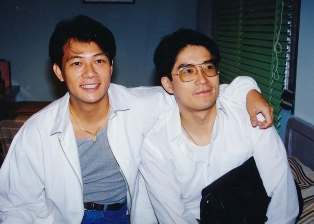 65岁香港男演员转行保安，月入15000：不跟人比，活得很好