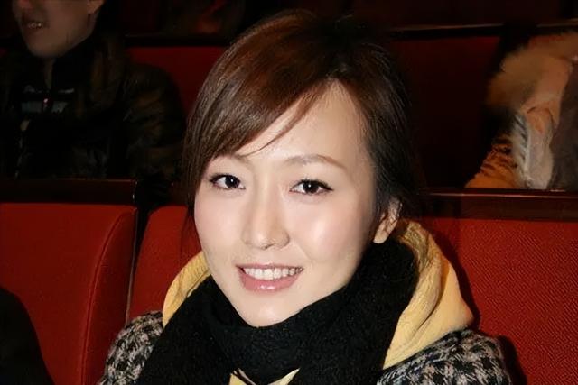 嫁10亿富豪的潘阳,婚后10年,为何带着儿子长住娘家?