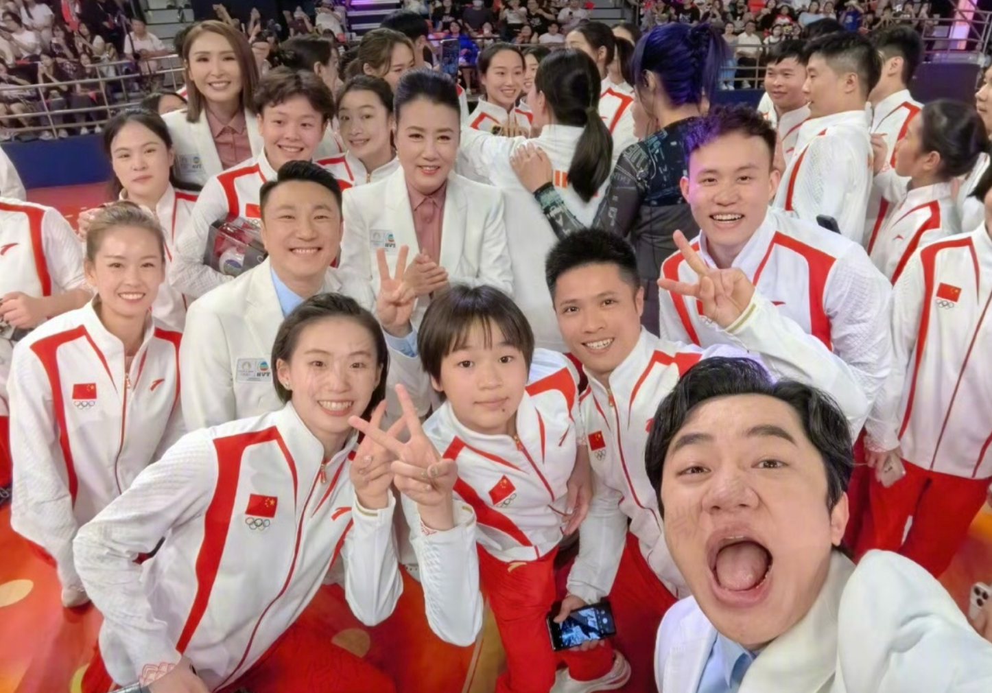 王祖蓝晒与奥运健儿合照！幽默抢镜成显眼包，运动员当背景引热议