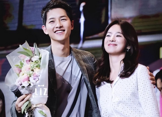 宋慧乔宋仲基重逢!一个台上颁奖!一个台下凝望!粉丝终于释怀了