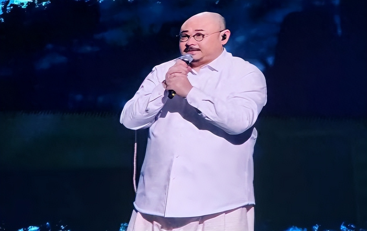 刀郎演唱会裤袋里装矿泉水冲上热搜，原因曝光后，网友：活该你红