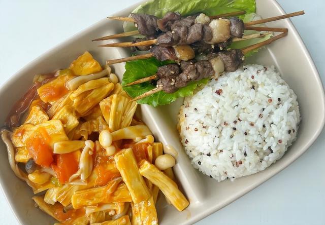 天津妈妈给高考儿子送午饭火了,网友:不建议吃,因为我没吃过