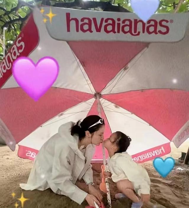 林峯夫妇带女儿冲浪，张馨月穿比基尼好惊艳，零赘肉曲线美翻了