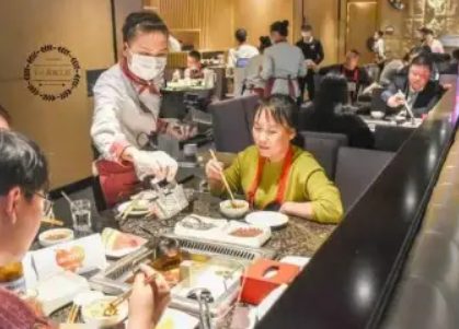 吃火锅时,服务员问你要不要加汤,其实有4种暗示,看完就懂了