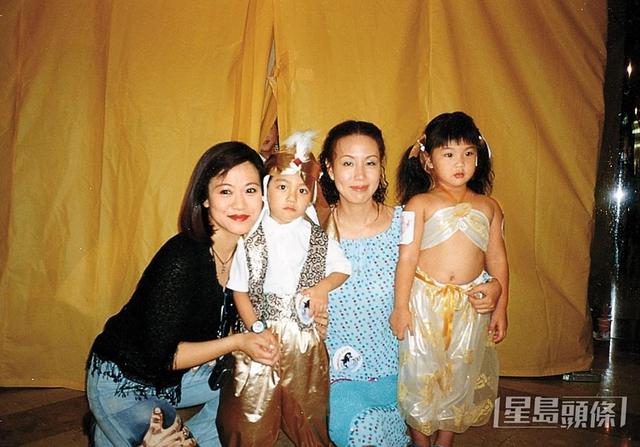 惠英红28岁侄子罕见露面!高大英俊帅出天际,与明星妈妈相依为命