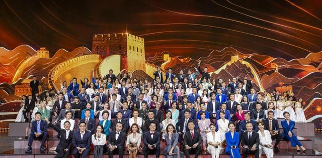 万万没想到！富豪密春雷争议刚过仅两年，董卿就以“新姿态”出现