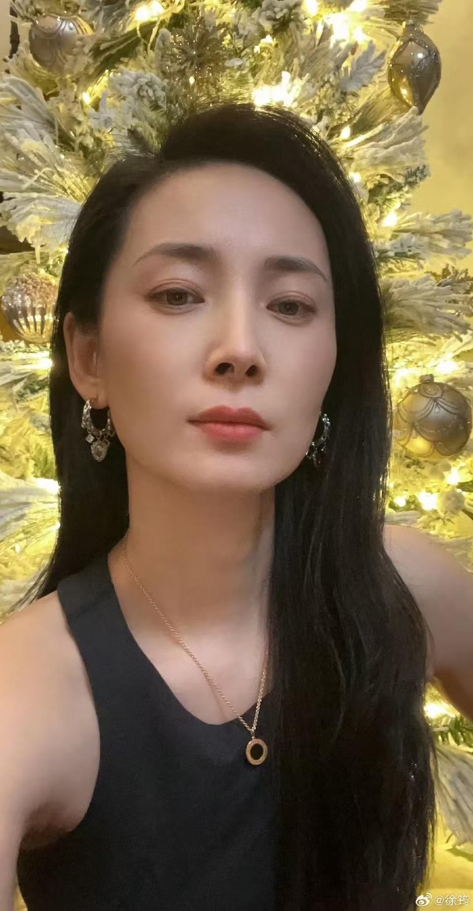 59岁老戏骨长得帅还顾家，出道27年零绯闻，老婆是漂亮演员