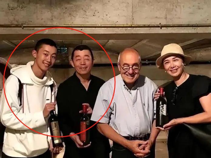 蒋雯丽现身英国眼下垂有皱纹！被曝常住国外，儿子移民养女是弃婴