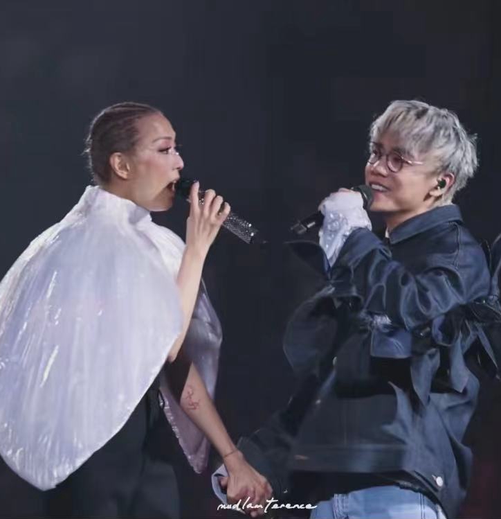 陈奕迅受伤一个月首露面,下巴缝了30针的疤痕好长,恢复情况良好