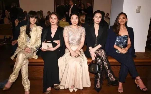 这夜,被45岁高圆圆43岁郭晶晶同框惊艳,对比韩国明星,美的出众