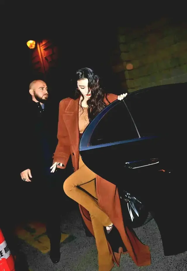 杨幂与王楚然撞衫,身穿咖色外套,发型都很相似,谁更胜一筹?