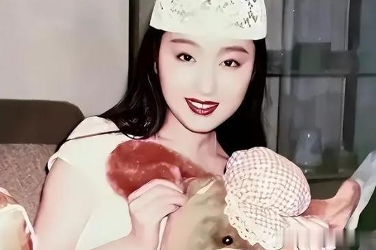 杨钰莹终究是老了,在美颜下看似年轻,但身材却瞒不过大家的眼睛