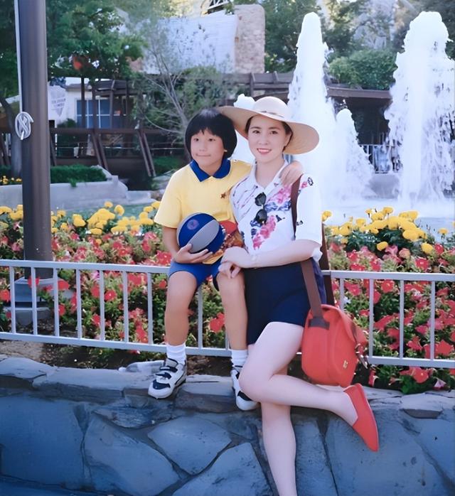 直到看见林凤娇和林青霞1976年的合影,才明白成龙为何选她当老婆