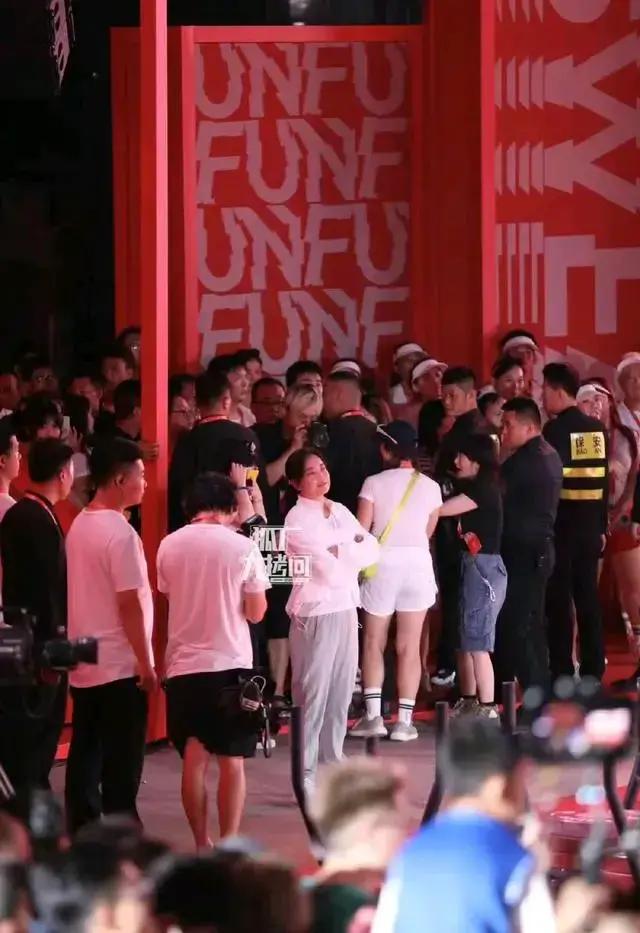 笑不活了,贾玲被发现又胖了,拍完照称记得给P一下,评论区炸了