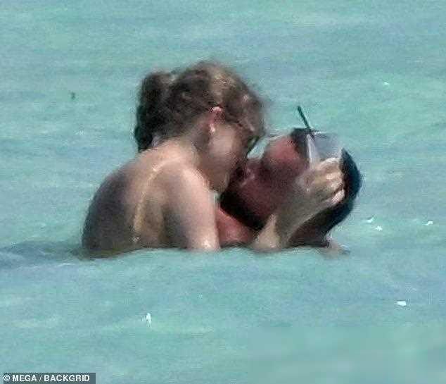 34岁霉霉和球星男友海岛度假,甜得难舍难分,却令歌迷想起了抖