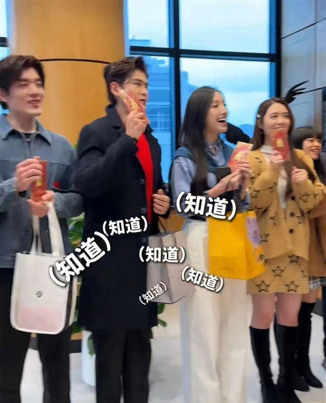 英皇开工，霍汶希带领众星给老板拜年，杨受成给明星们发镶金红包