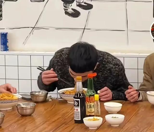 陈小春在长沙面馆吃面配大蒜惊呆粉丝,还被男孩喊小春哥哥