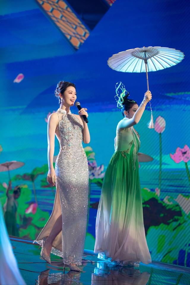 山东卫视春晚李云霄现场造型