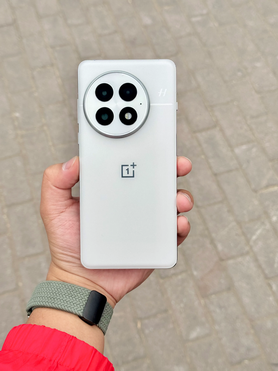 强光底下也能刷抖音,一加13顶尖屏幕爱了