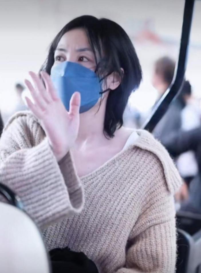 18岁李嫣回国与王菲机场零交流,侧脸兔唇明显表情冷漠引关注