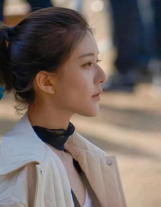 赵露思的指氧夹戴反了,她边生病边拍vlog,她换了发色做了美甲!