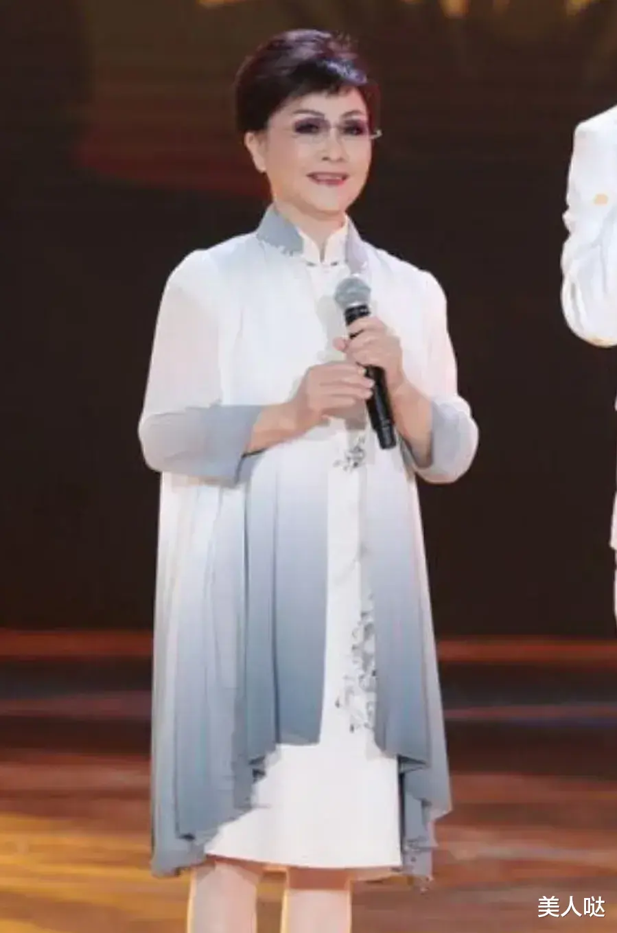 看到80岁李谷一摘掉假发后,才发现:女人不刻意扮嫩,真是越看越舒服