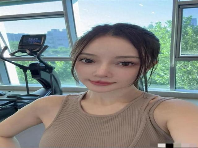 李小璐财富自由引热议，贾乃亮直播遭吐槽？