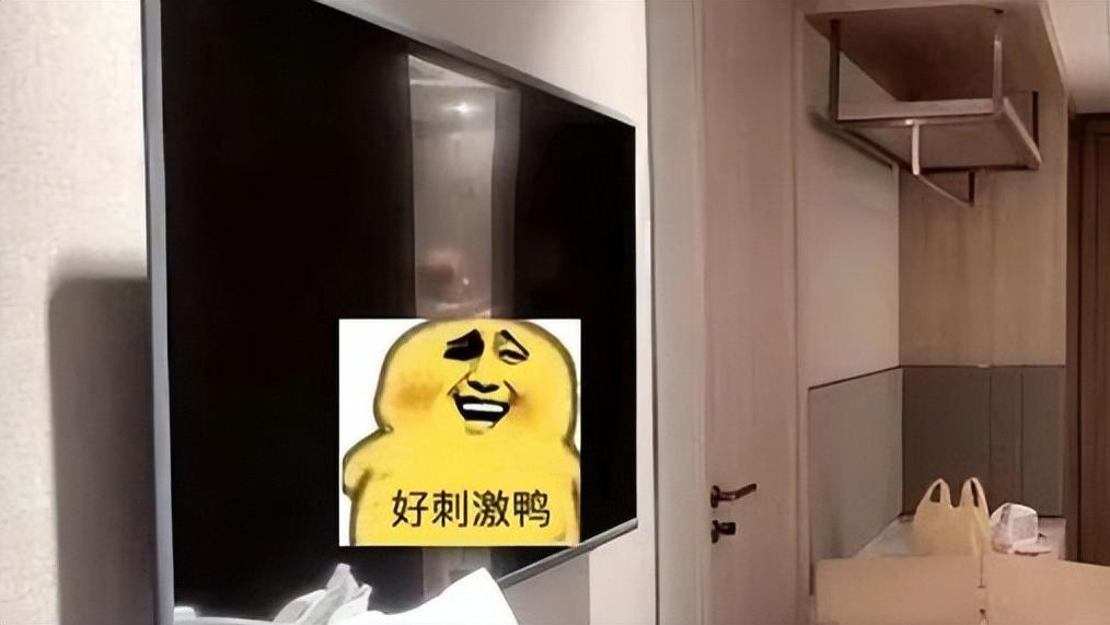 翻车现场！网红洗澡不关门，被全程直播，画面令人面红耳赤