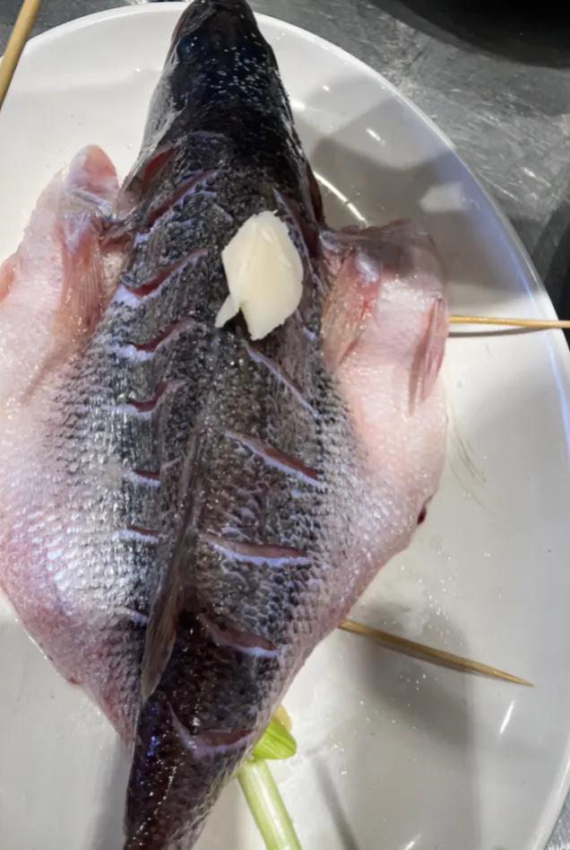 清蒸鲈鱼,鱼鲜肉嫩,老厨师亲授厨艺,原来诀窍有3步,建议收藏