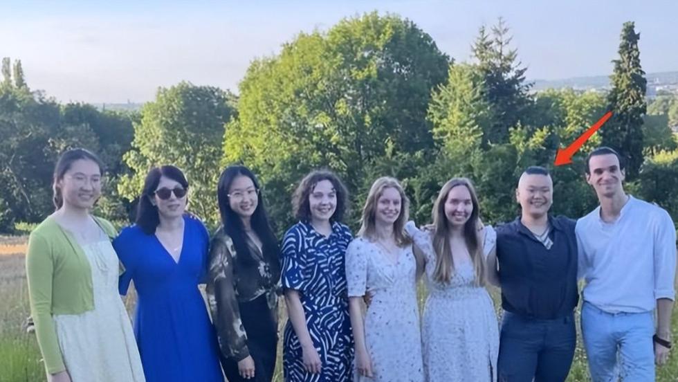 曝65岁毕福剑老来得子，草帽姐证实，透露其拼命接商演赚钱