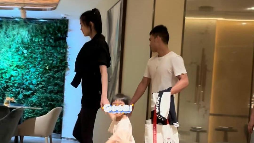 奚梦瑶小区遛娃被偶遇，母女牵手同框超温馨，2岁Romee身高受瞩目