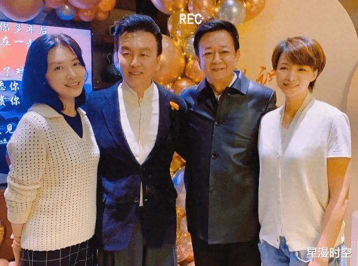 |央视春晚四大主持聚会！周涛调皮，朱军显沧桑，董卿留短发仍美丽