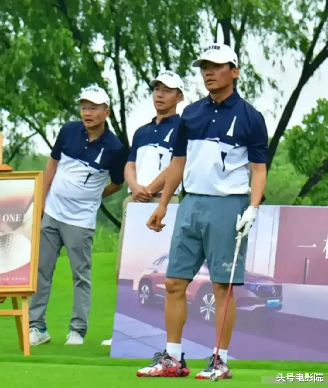 张嘉益王宝强组高端局!王志文带儿子打高尔夫,看懂啥是上流圈层