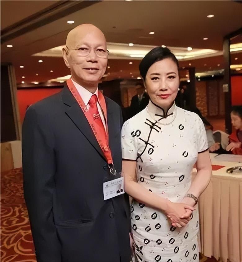 汪明荃私下走路步履蹒跚,体态比罗家英差不少,健康状况让人担忧