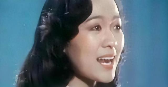 靠登上春晚走红，却热衷效忠美国，如今想回国捞金