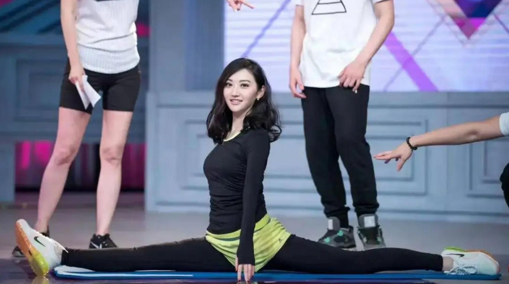 景甜穿瑜伽裤,大户型豪宅健身照曝光,身材匀称好体态